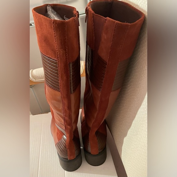 CLARKS WOMEN’S NOVELLA NOVA, LEATHER AND SUEDE RIDING BOOT TAN BROWN SIZE 8.5. - Picture 3 of 9